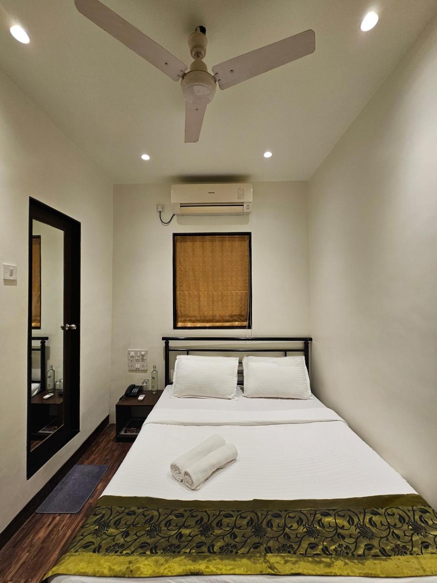 Hotel Kumkum Mumbai Exterior photo