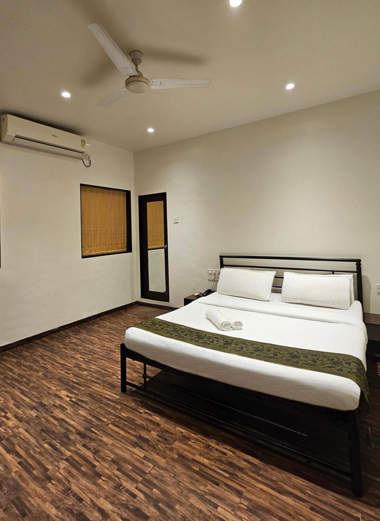 Hotel Kumkum Mumbai Exterior photo